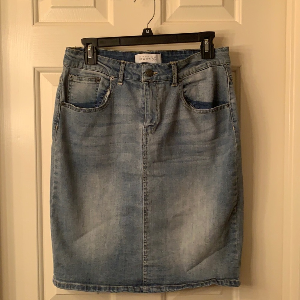 Kenneth Cole Reaction Jeans Mid Skirt. Size 8